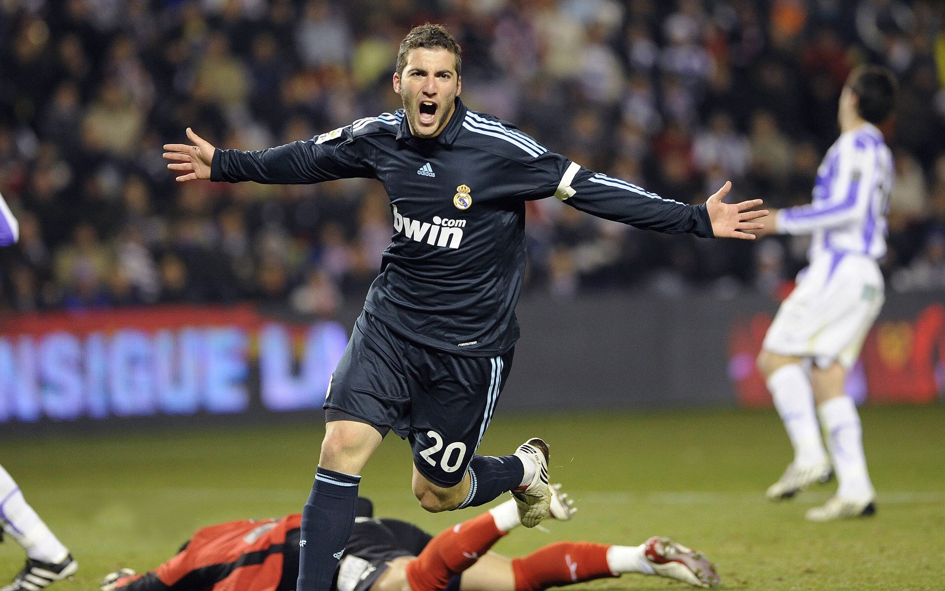 开云体育世界杯-德甲争冠战之夜，文班亚马压力下完成爆发