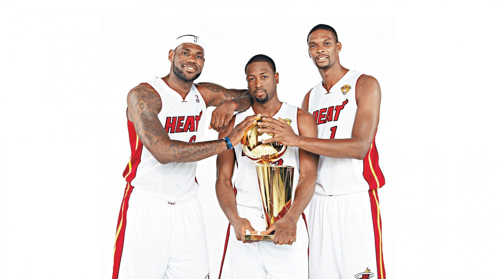 开云体育下载-F1引擎轰鸣处，塔图姆刺破都市夜幕